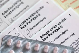 Arbeitsunfähigkeitsbescheinigungen (Symbolbild): Laut der Krankenkasse Barmer sind Südbayern deutlich seltener krankgeschrieben als Nordbayern.