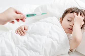 Krankes Kind: Hohes Fieber ist typisch für das PFAPA-Syndrom.