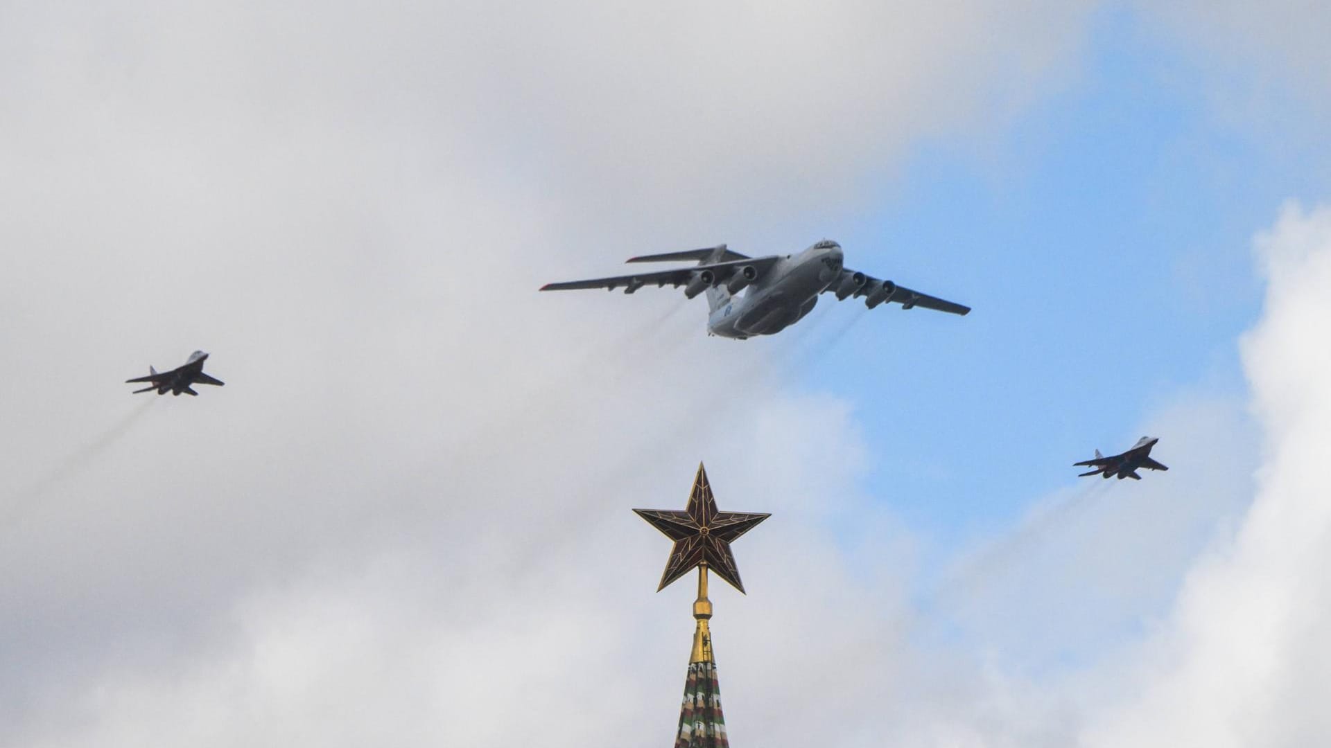 Flieger bei Proben zum "Tag des Sieges": Die Show wurde angeblich wegen des Wetters abgesagt.