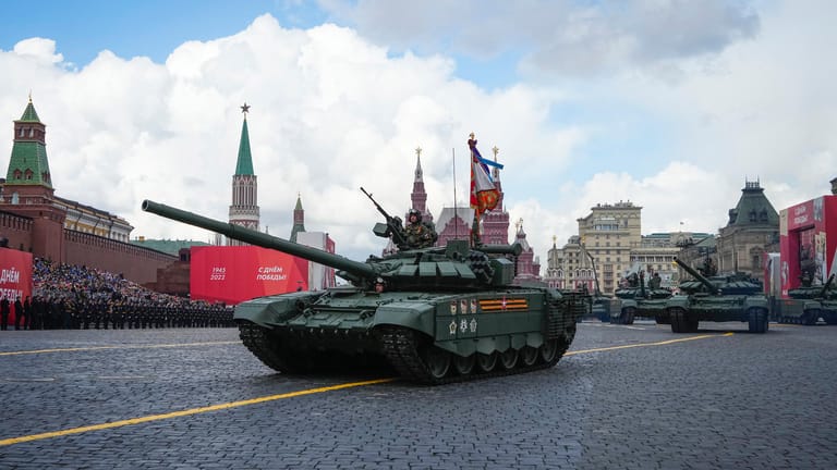 Russische Panzer rollen während der Militärparade zum "Tag des Sieges" durch Moskau: Auf dem Bild sind weiße Wolken vor blauem Himmel zu sehen.
