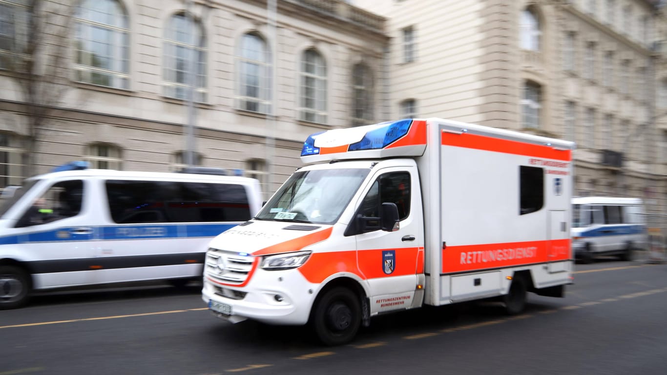 Ein Rettungswagen im Einsatz (Symbolfoto): Bei einem Unfall in Stuttgart wurde ein Fahrradfahrer schwer verletzt.
