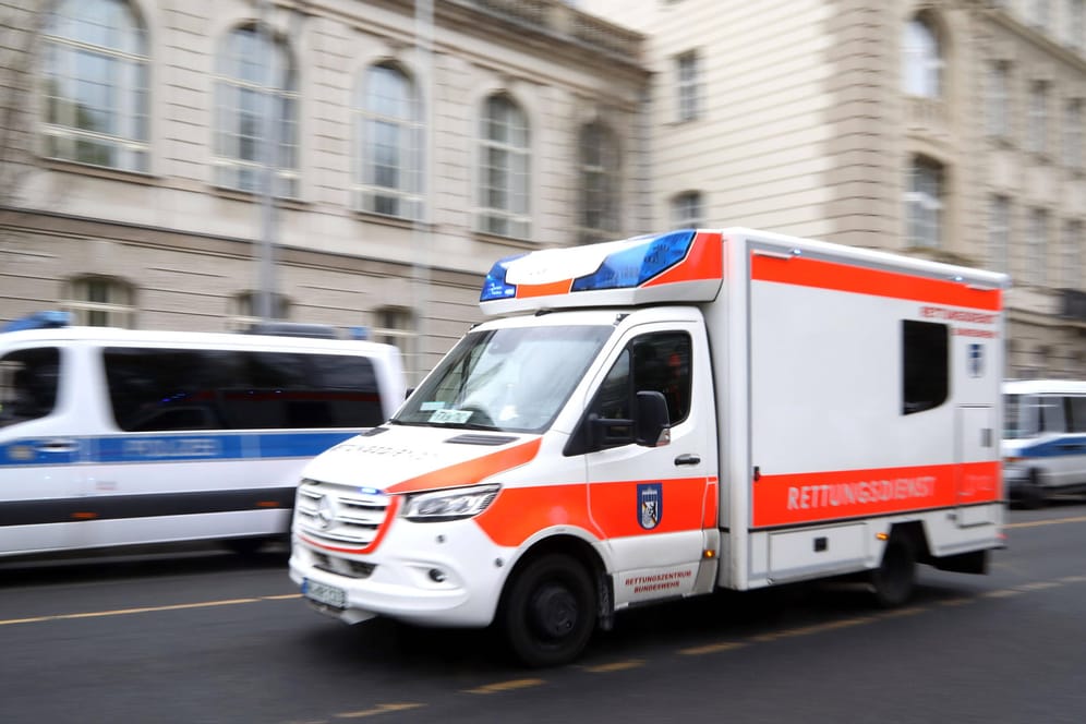Ein Rettungswagen im Einsatz (Symbolfoto): Bei einem Unfall in Stuttgart wurde ein Fahrradfahrer schwer verletzt.