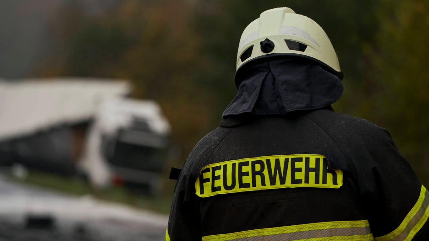 Einsatzkraft der Feuerwehr in Rheinland-Pfalz: Die Leiche des Mannes wurde aus der Schlucht geborgen (Symbolbild).