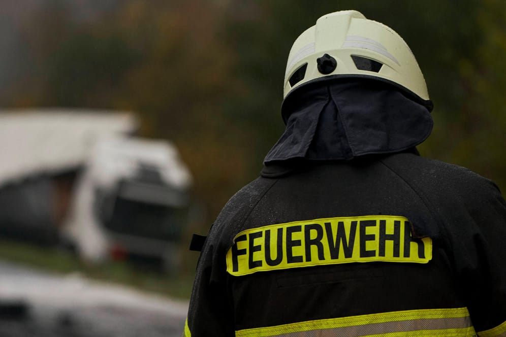 Einsatzkraft der Feuerwehr in Rheinland-Pfalz: Die Leiche des Mannes wurde aus der Schlucht geborgen (Symbolbild).