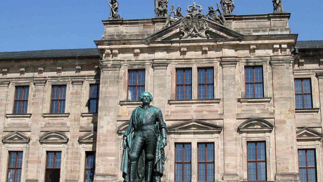 Markgraf vor dem Schloss (Symbolbild): Auch an der FAU dürfte das Hochschulinnovationsgesetz für einige Änderungen sorgen.