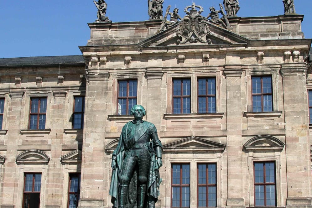 Markgraf vor dem Schloss (Symbolbild): Auch an der FAU dürfte das Hochschulinnovationsgesetz für einige Änderungen sorgen.