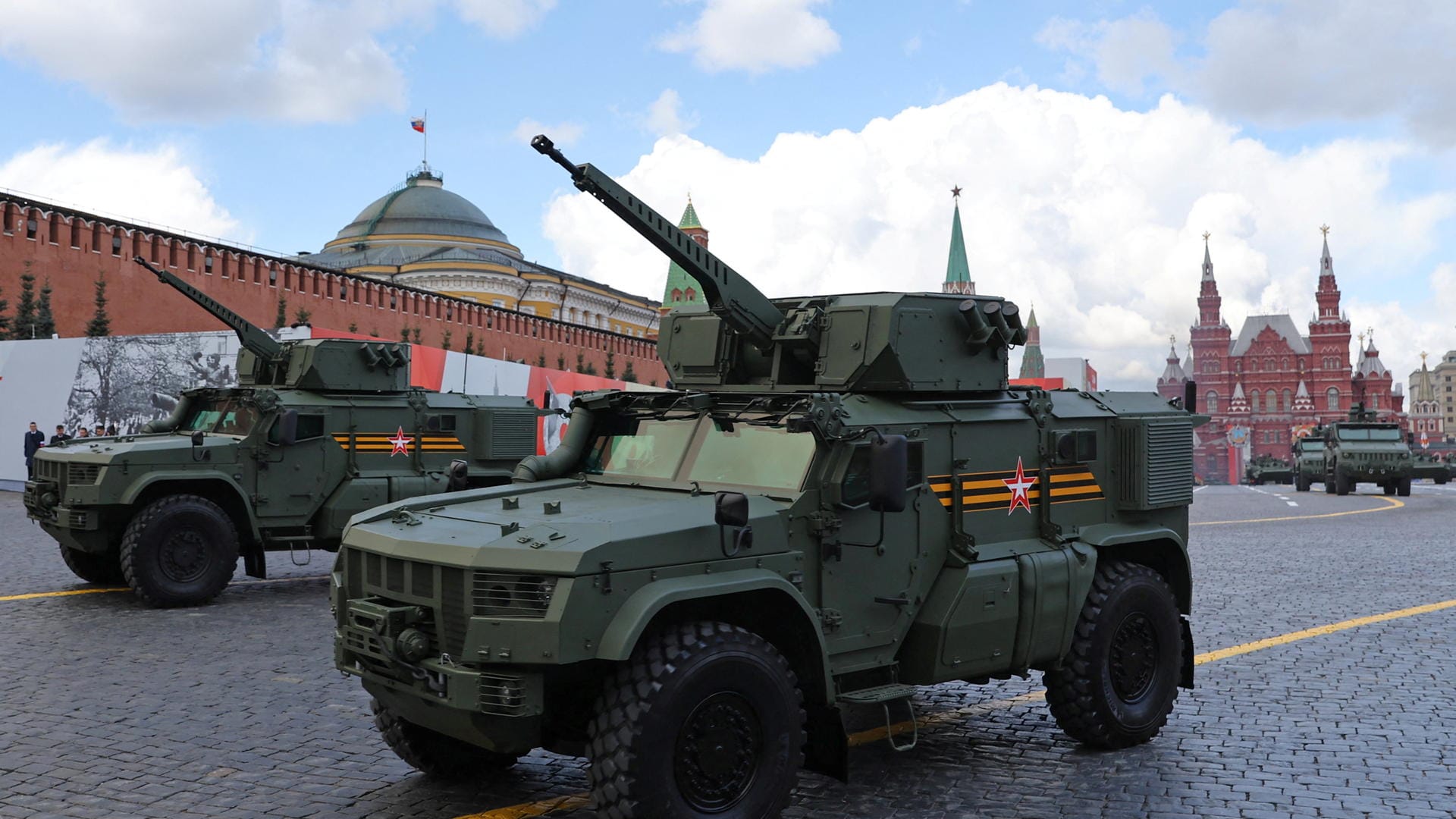 Geländewagen Typhoon: Der Wagen wiegt circa 24 Tonnen.