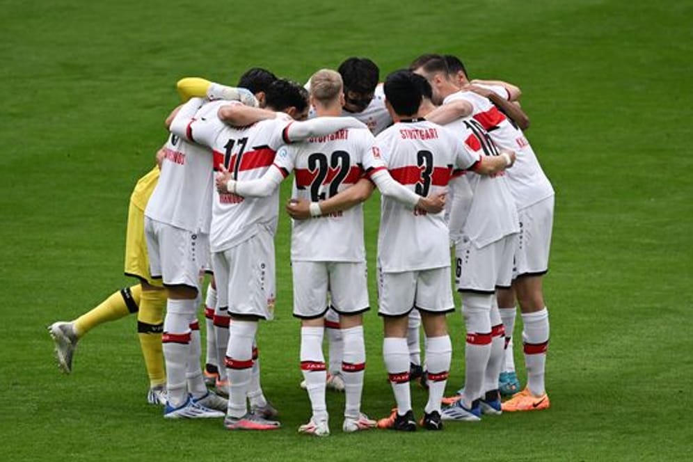 Die Spieler vom VfB Stuttgart stehen zusammen (Archivbild): Der VfB Stuttgart kann beim letzten Spieltag der Fußball-Bundesliga nur noch gewinnen.