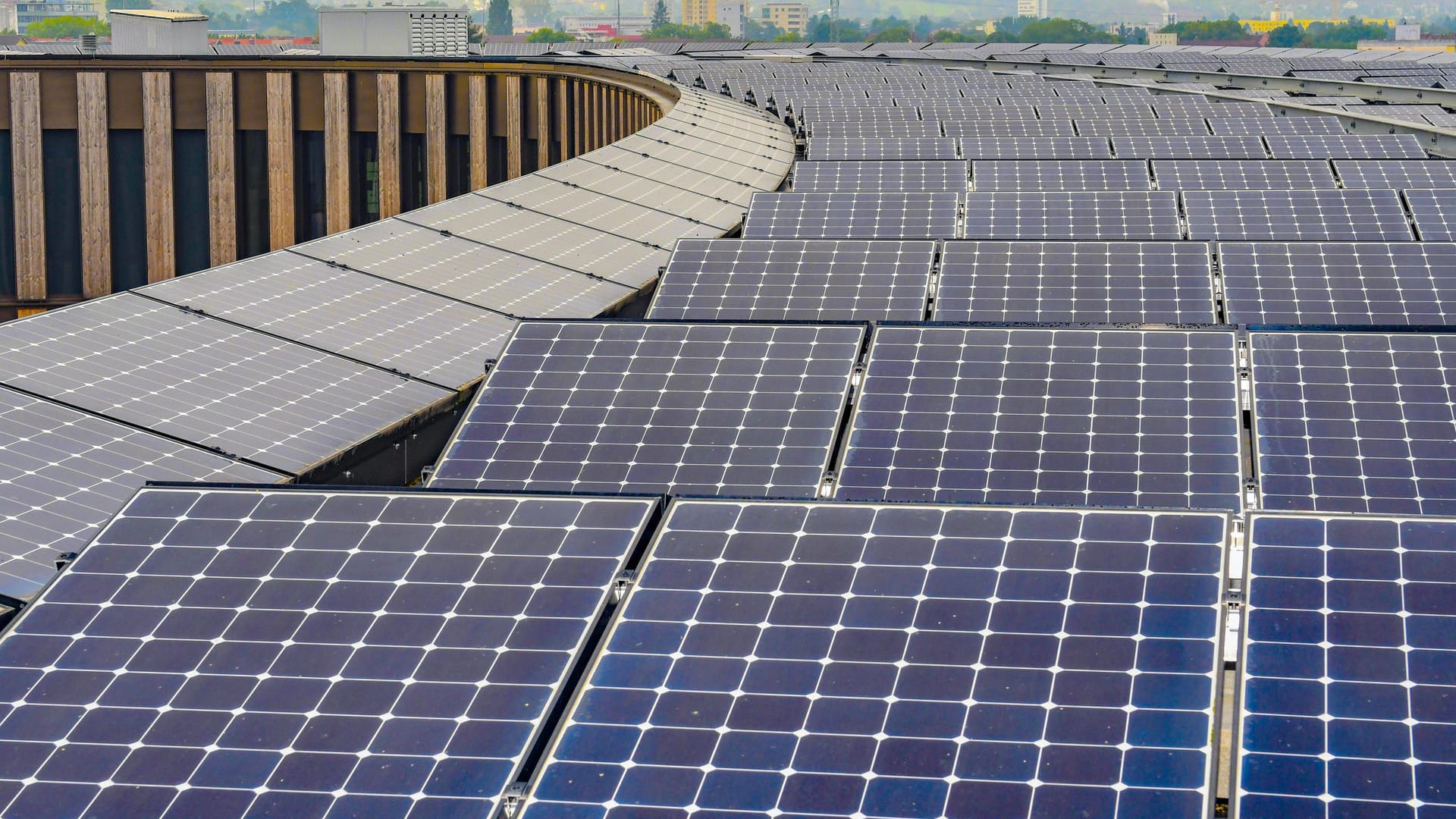 Solarmodule am Neuen Rathaus in Freiburg (Symbolbild): Die SPD kritisiert die baden-wüttembergische Regierung für den langsamen Ausbau von Solarenergie.