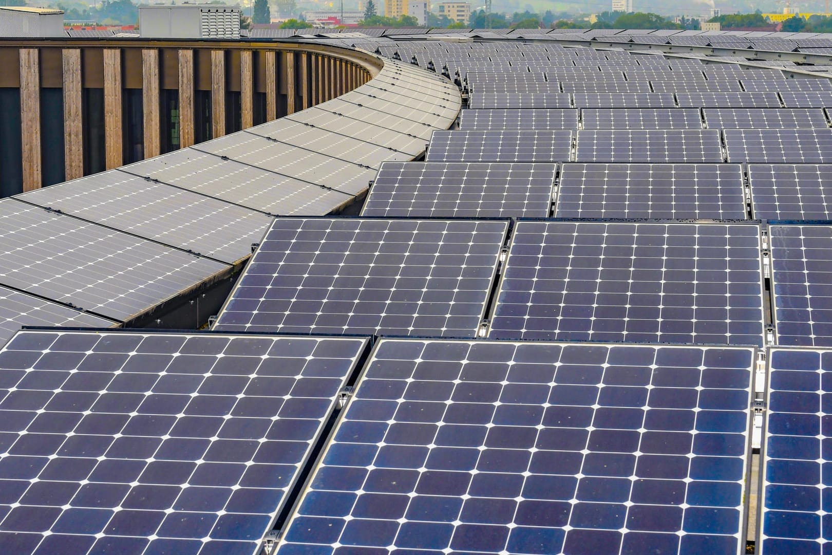 Solarmodule am Neuen Rathaus in Freiburg (Symbolbild): Die SPD kritisiert die baden-wüttembergische Regierung für den langsamen Ausbau von Solarenergie.