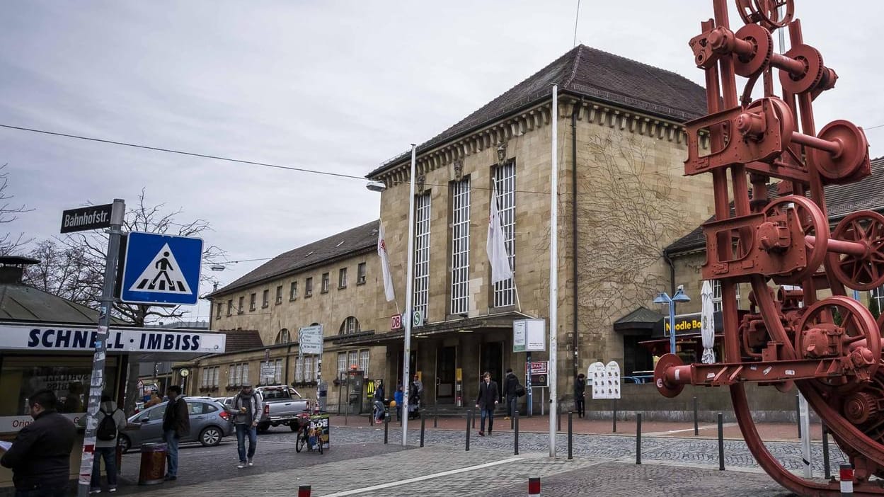Der Bahnhof in Stuttgart-Bad Cannstatt (Archiv): Hier ist am Sonntag eine 22-jährige Frau sexuell belästigt worden. Der Bahnhof in Stuttgart-Bad Cannstatt (Archiv): Hier ist am Sonntag eine 22-jährige Frau sexuell belästigt worden.