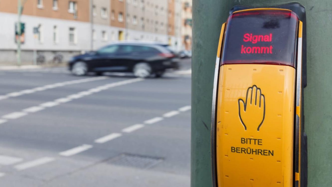 Ein Signalknopf an einer Bedarfsampel in Hamburg (Archivbild): Die Ampeln sollen nach und nach abgeschafft werden.