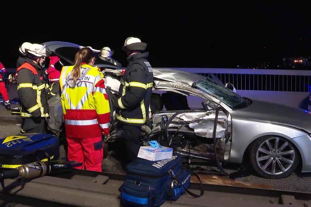 Feuerwehrleute sind auf der Hamburger Köhlbrandbrücke im Einsatz (Archivbild): Bei dem Unfall kam der Beifahrer des verunglückten Wagens ums Leben.