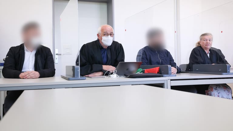 Die zwei Angeklagten sitzen neben ihren Anwälten Andreas Beurskens (links) und Stefanie Martens: Die Verhandlung wird am 16. Mai fortgesetzt.