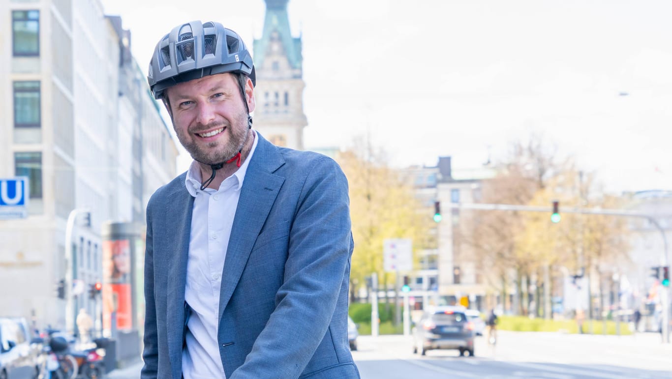 Anjes Tjarks mit einem Fahrrad und einem Helm (Archivbild): Mit der Umstellung soll die Mobilitätswende in Hamburg vorangetrieben werden.