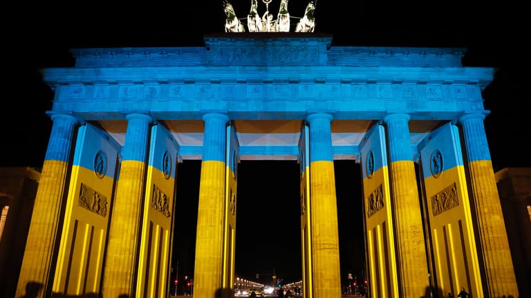 Das Brandenburger Tor in den ukrainischen Farben (Archivbild): Berlin setzt ein Zeichen der Solidarität mit der Ukraine.