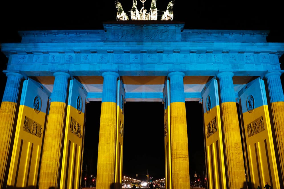 Das Brandenburger Tor in den ukrainischen Farben (Archivbild): Berlin setzt ein Zeichen der Solidarität mit der Ukraine.
