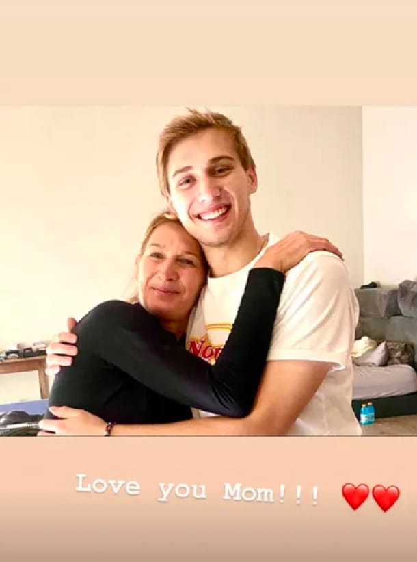 Jaden Gil Agassi postet an Muttertag ein Foto von sich mit seiner Mama.