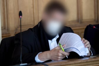Der Angeklagte sitzt im Gerichtssaal des Bremer Landgerichts. Der 54-jährige Pastor wehrt sich gegen eine Entscheidung des Bremer Amtsgerichts.