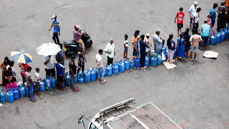 Colombo am Sonntag: Menschen warten vor einer Tankstelle auf eine Treibstofflieferung.