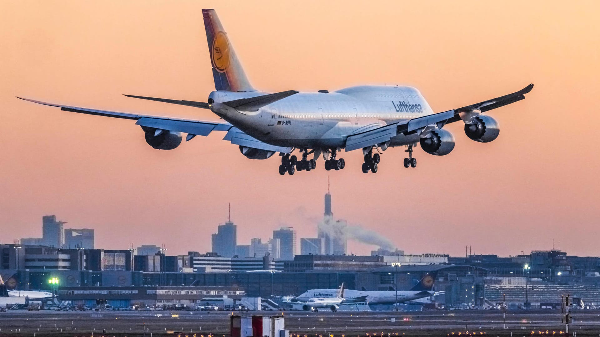 Landeanflug auf den Frankfurter Flughafen (Archivbild): Der Betreiber Fraport hält an seiner umstrittene Beteiligung am Flughafen in St. Petersburg fest.