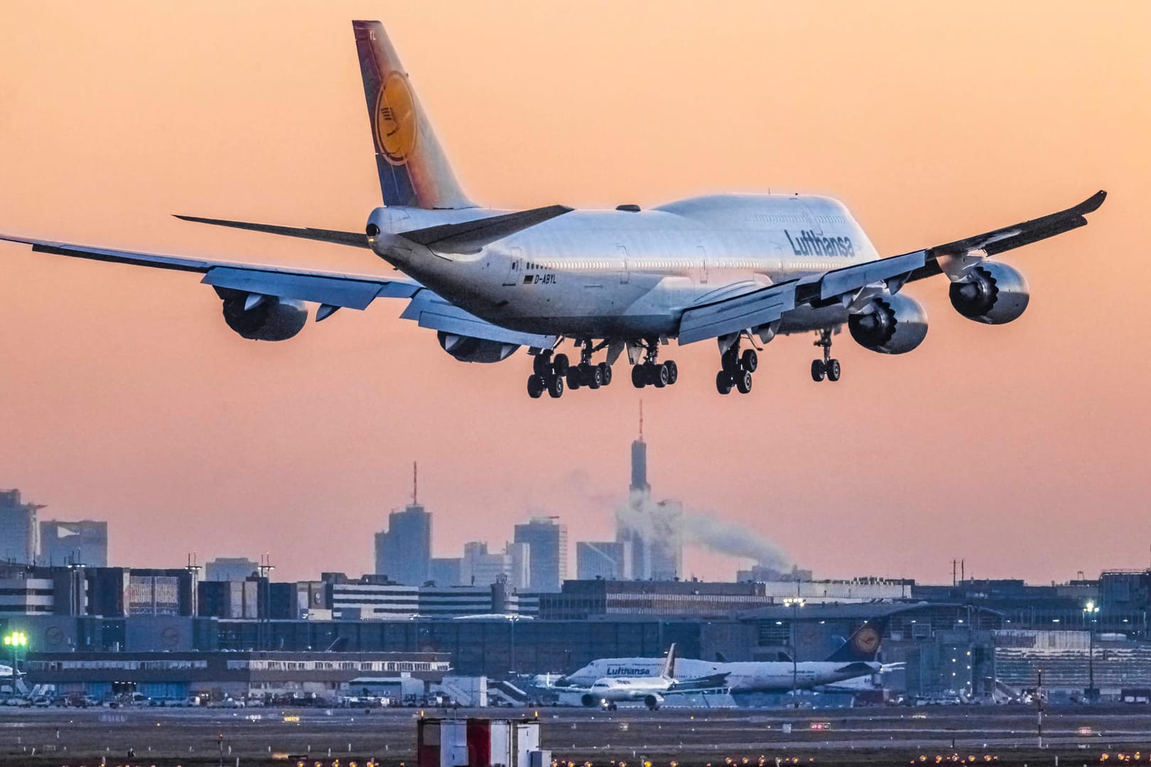 Landeanflug auf den Frankfurter Flughafen (Archivbild): Der Betreiber Fraport hält an seiner umstrittene Beteiligung am Flughafen in St. Petersburg fest.