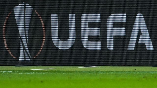 Das UEFA-Logo ist auf einer Bande während einer Europa-League-Partie zu sehen.