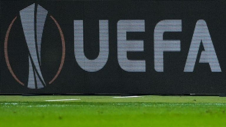 Das UEFA-Logo ist auf einer Bande während einer Europa-League-Partie zu sehen.