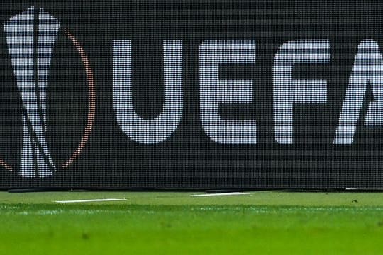 Das UEFA-Logo ist auf einer Bande während einer Europa-League-Partie zu sehen.