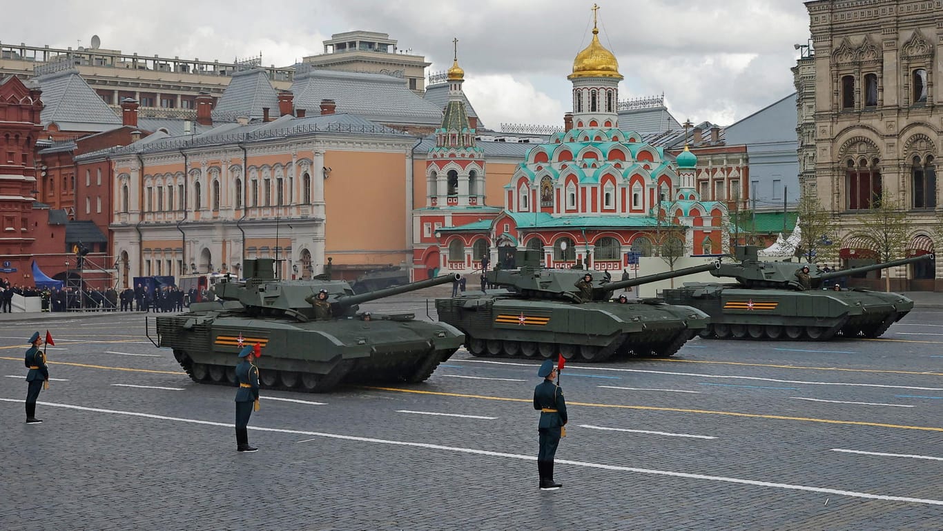 Panzer rollen am 9. Mai über den Roten Platz: Der Kreml ließ an dem Feiertag weniger Truppen als üblich in Moskau aufmarschieren.