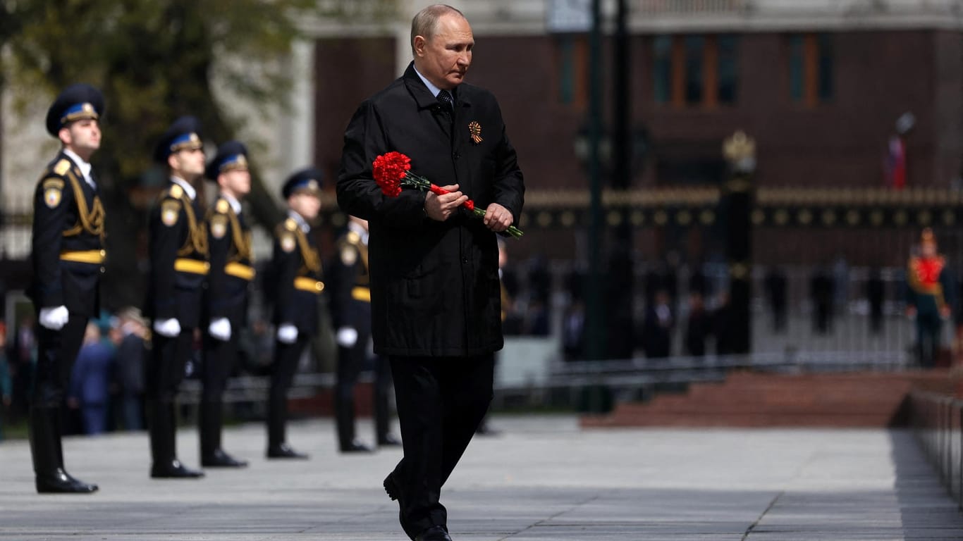 Putin legt am Grabmal des unbekannten Soldaten Blumen nieder: Der 9. Mai verlief bislang ohne eine weitere massive Eskalation im Ukraine-Krieg.