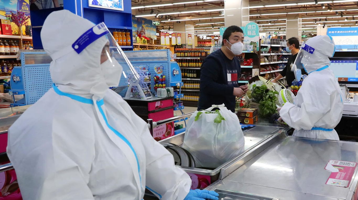 Schutzmaßnahmen in einem Supermarkt in Shanghai: Viele Bewohner der Stadt dürfen nicht einmal Waren des täglichen Bedarfs einkaufen gehen.