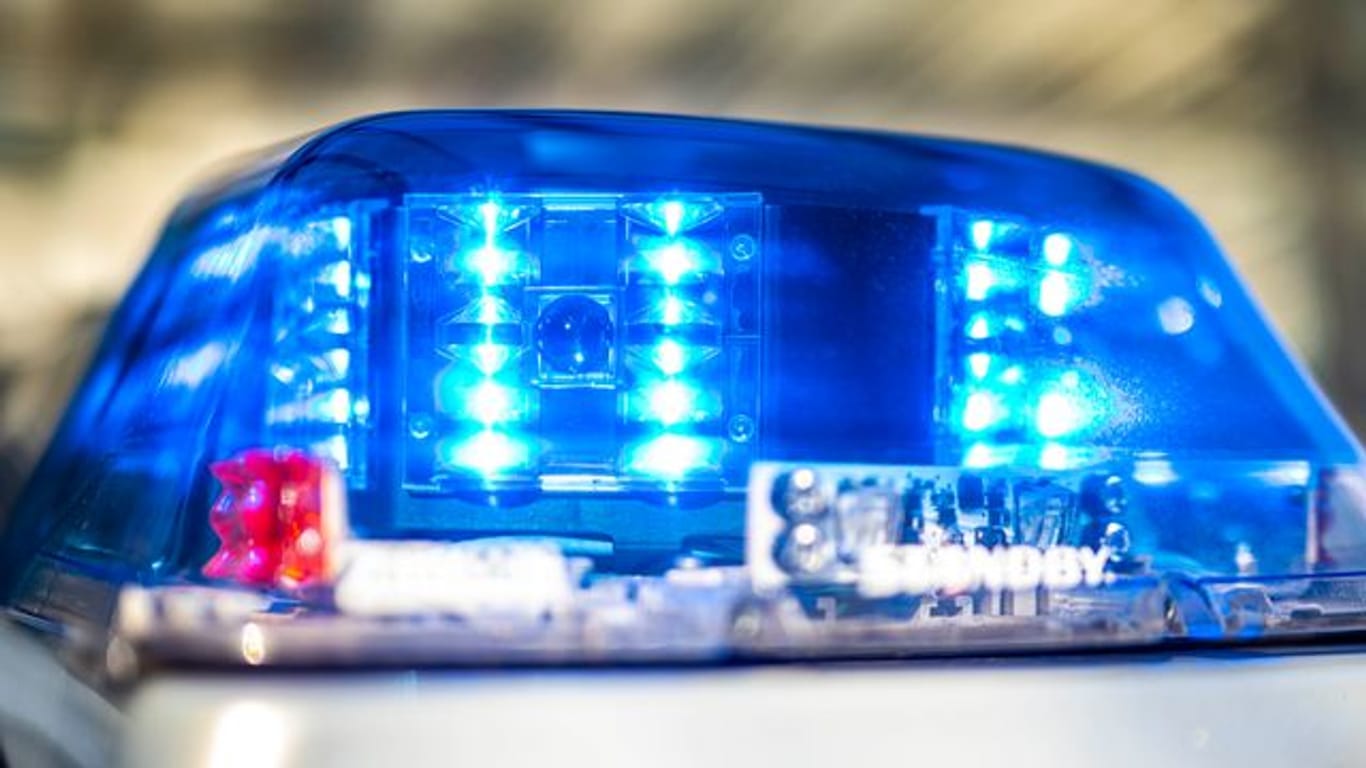 Blaulicht eines Polizeiwagens (Symbolbild): Ein betrunkener Autofahrer mit nur zwei Reifen und ohne Führerschein rammte an einer Kreuzung einen Wagen.