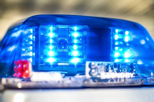 Blaulicht eines Polizeiwagens (Symbolbild): Ein betrunkener Autofahrer mit nur zwei Reifen und ohne Führerschein rammte an einer Kreuzung einen Wagen.