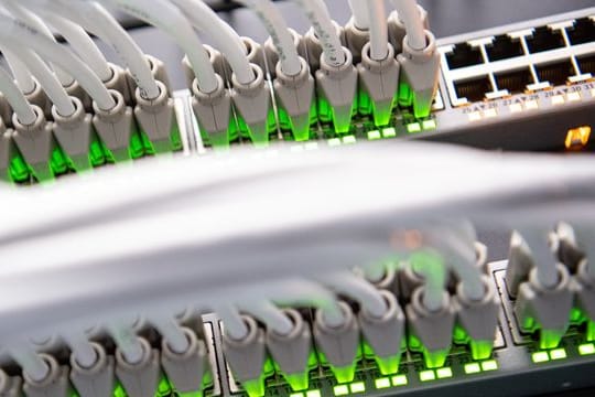 Bei sogenannten DDoS-Attacken ("Distributed Denial of Service") versuchen Angreifer, Server mit einer Flut von Anfragen lahmzulegen.