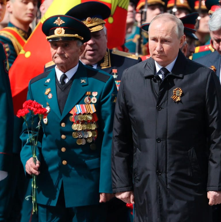 Wladimir Putin bei der MilitÃ¤rparade in Moskau: Das russische Fernsehen blendete vor der Feier Kriegsbotschaften ein.