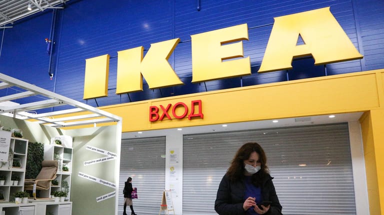 Eine geschlossene Ikea-Filiale in Omsk, Russland (Symbolbild): Die Angestellten werden weiter entlohnt.