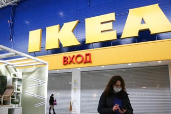Eine geschlossene Ikea-Filiale in Omsk, Russland (Symbolbild): Die Angestellten werden weiter entlohnt.