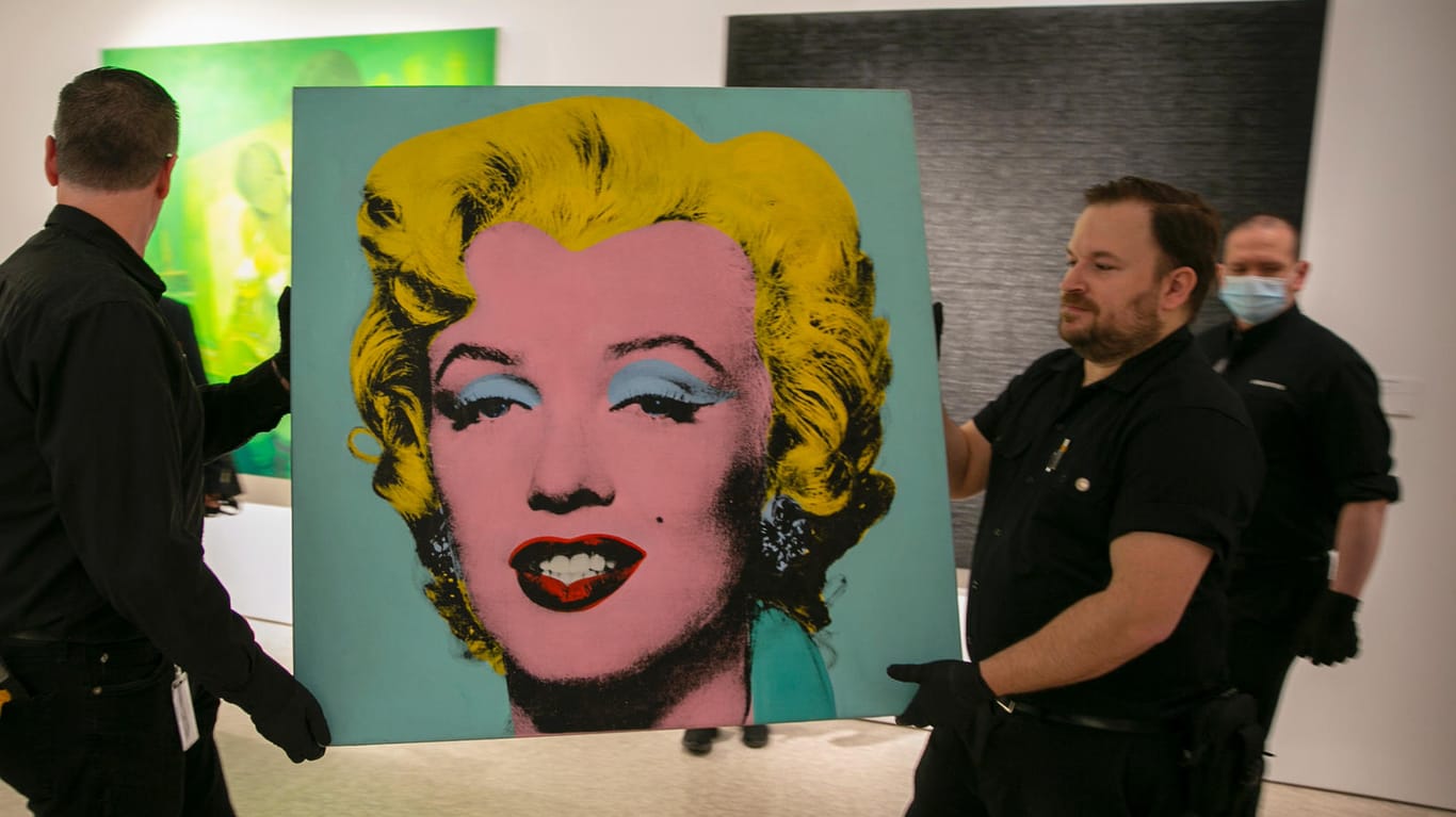 Das Warhol-Gemälde "Shot Sage Blue Marilyn" wird in den Ausstellungsraum von Christie's getragen: Der 1964 entstandene Siebdruck wurde auf 200 Millionen Dollar geschätzt.