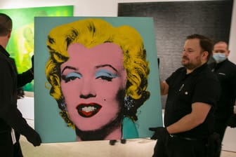 Das Warhol-Gemälde "Shot Sage Blue Marilyn" wird in den Ausstellungsraum von Christie's getragen: Der 1964 entstandene Siebdruck wurde auf 200 Millionen Dollar geschätzt.