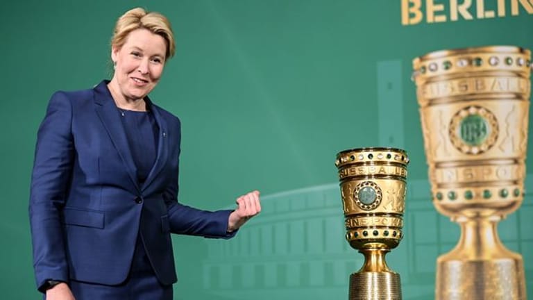 Berlins Regierende Bürgermeisterin Franziska Giffey (SPD) steht neben dem DFB-Pokal im Roten Rathaus.