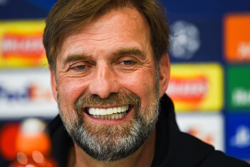 Jürgen Klopp, Trainer vom FC Liverpool, lächelt während einer Pressekonferenz.