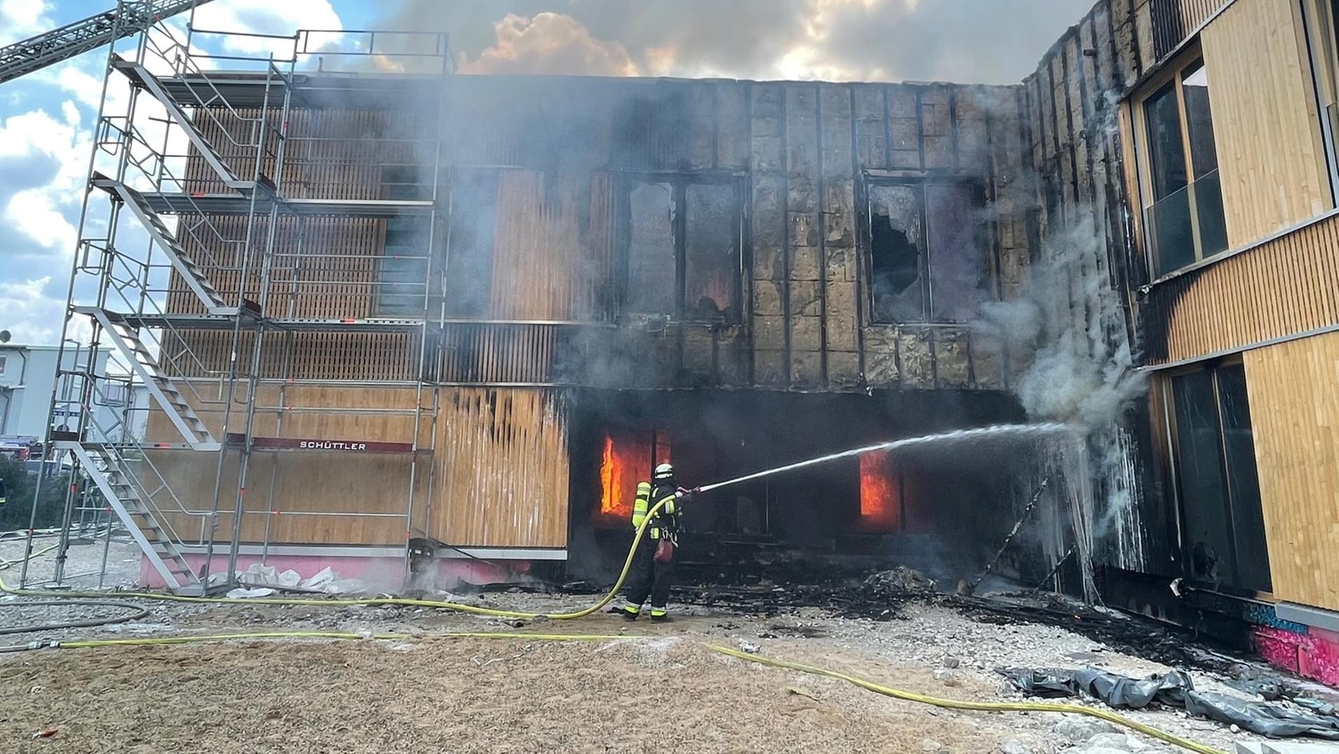 Die Feuerwehr musste am Montagmittag zu einem Brand im Nürnberger Norden ausrücken.