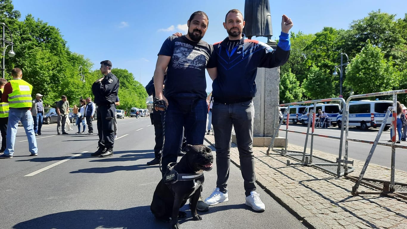 Miro (links) mit seinem Hund Lucky und Vole: Die gebürtigen Serben finden es schade, keine Sowjetflaggen zeigen zu dürfen.