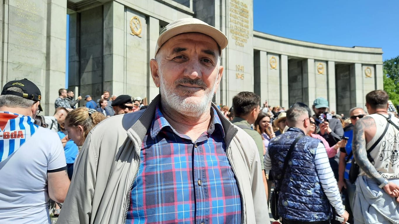 Sutan Achmaev am Sowjetischen Ehrenmal im Tiergarten: Der gebürtige Tschetschene demonstriert für Freiheit, Demokratie und Europa.