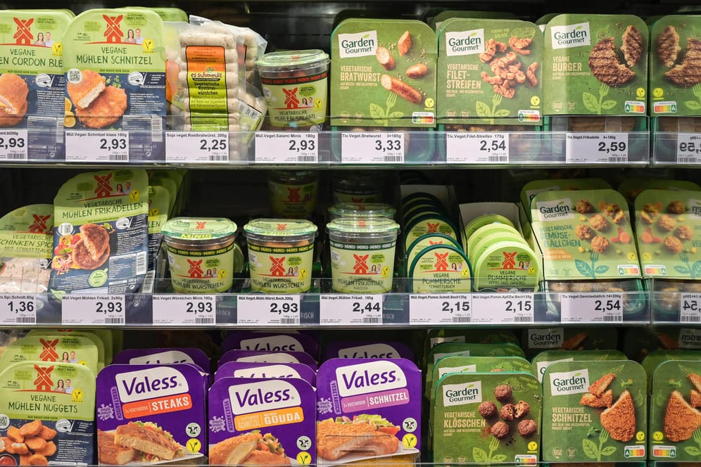 Vegetarische und vegane Wurst in einem Supermarkt (Symbolbild): Fleischersatz wird immer beliebter.