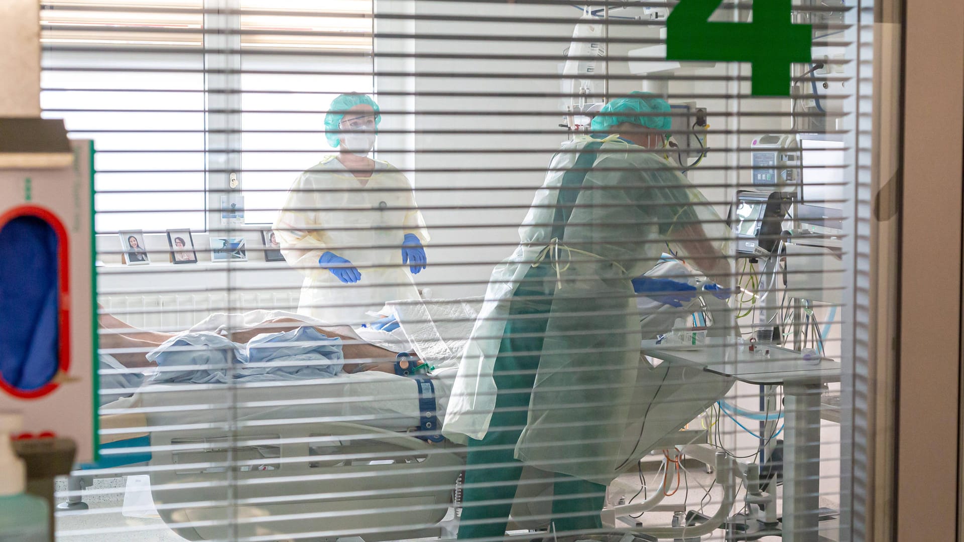 Mediziner behandeln einen Patienten auf einer Intensivstation (Symbolbild): Während der Corona-Pandemie wurde weniger Menschen mit Schlaganfällen auf den Intensivstationen behandelt. Mediziner behandeln einen Patienten auf einer Intensivstation (Symbolbild): Während der Corona-Pandemie wurde weniger Menschen mit Schlaganfällen auf den Intensivstationen behandelt.