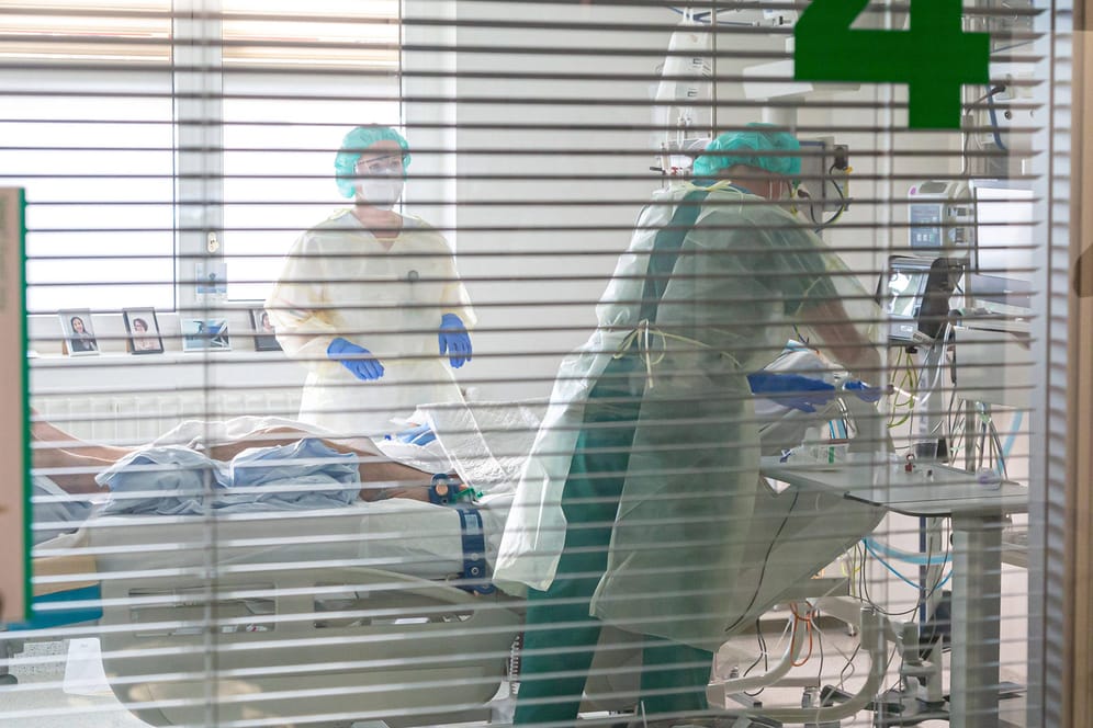 Mediziner behandeln einen Patienten auf einer Intensivstation (Symbolbild): Während der Corona-Pandemie wurde weniger Menschen mit Schlaganfällen auf den Intensivstationen behandelt.