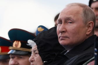Putin bei der Parade zum "Tag des Sieges": "Putin verwandelte sich in einen erbärmlichen Diktator", heiß es auf der Lenta-Website zeitweise.