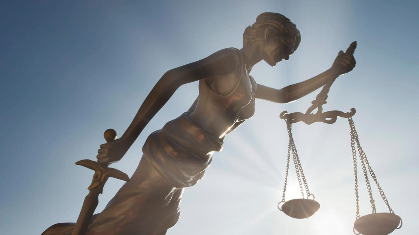 Eine Statue der Justitia steht unter freiem Himmel (Symbolfoto): In Stuttgart steht ein 25-Jähriger wegen Totschlags vor Gericht.
